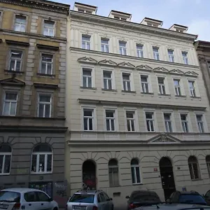 Continents Nearby Main Train And Bus Station Appartement Praag
